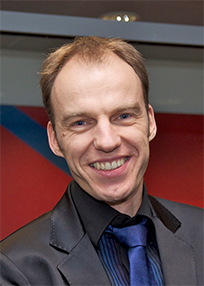 Arne Fischer im Profilbild mit rot-blau-weißem Hintergrund