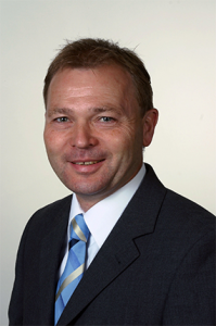 Wolfgang Lindner im Profil vor einem weißen Hintergrund