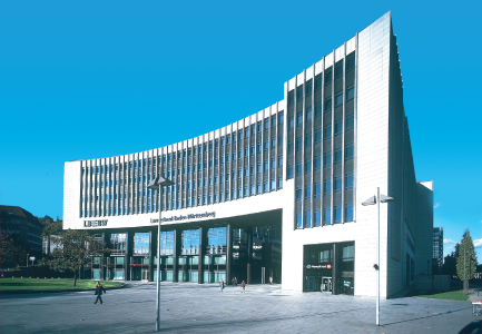 Das Hauptgebäude der Landesbank Baden-Württemberg mit Vorplatz