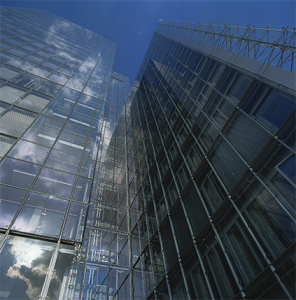 Die Außenfassade des LVM Hauptgebäudes besteht aus Glas