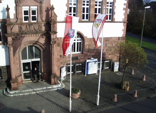 Haupteingang des landesratsamts Hanau mit Vorplatz und Fahnen