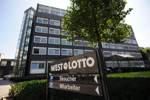 Westlotto Hautgebäude mit Schild und Baum im Vordergrund